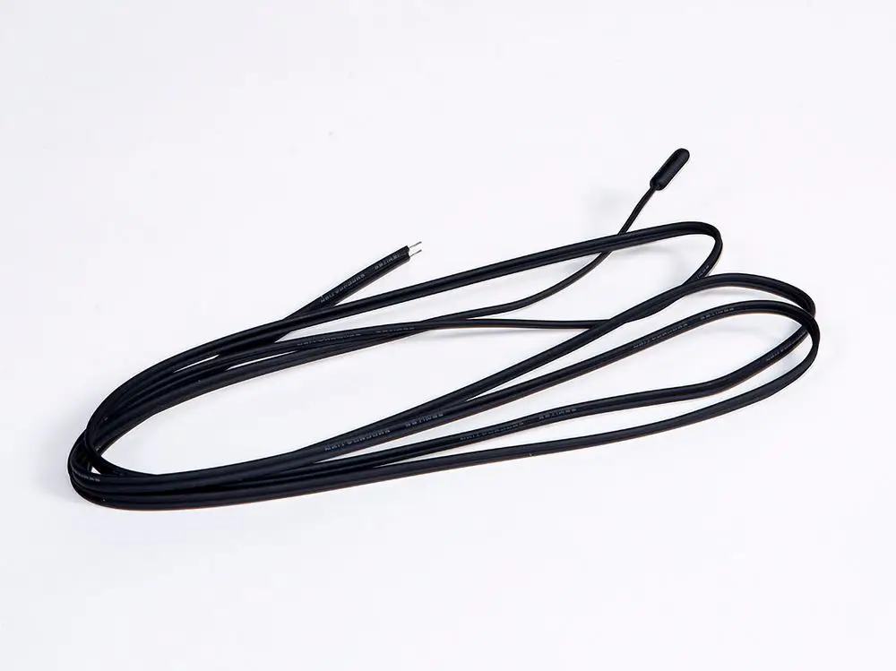 Schwarzes Kabel mit Temperaturfühler, geeignet für Heizsysteme. Das Produkt ist Teil der Fränkische Profi-Air-Serie für präzise Temperaturmessung.